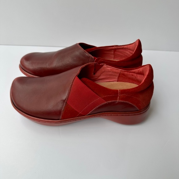 NAOT Slip-ons, EU 37, Narrow; Burgundy. - Picture 2 of 6